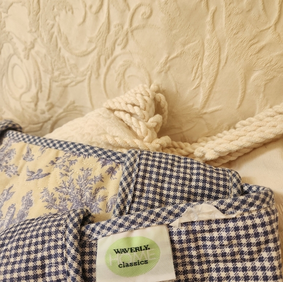 Kitchen Window Valance - Picture 3 of 3